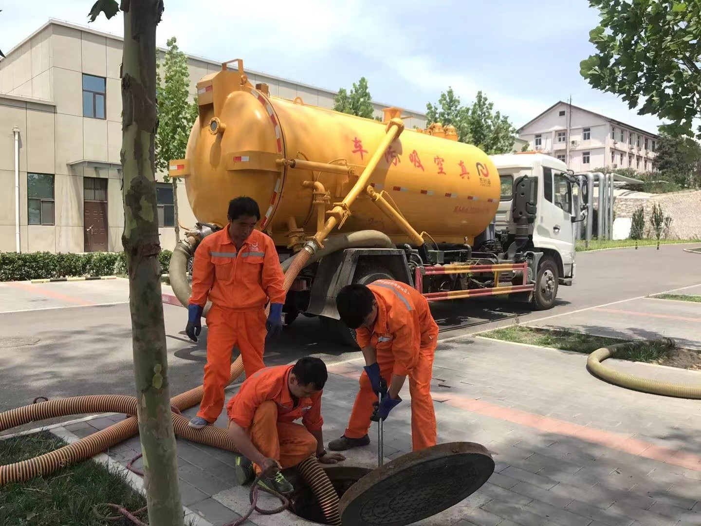 马关管道疏通车停在窨井附近