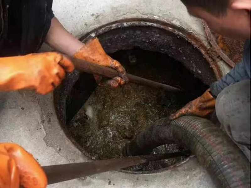 马关清理化粪池时如何避免沼气的危害？